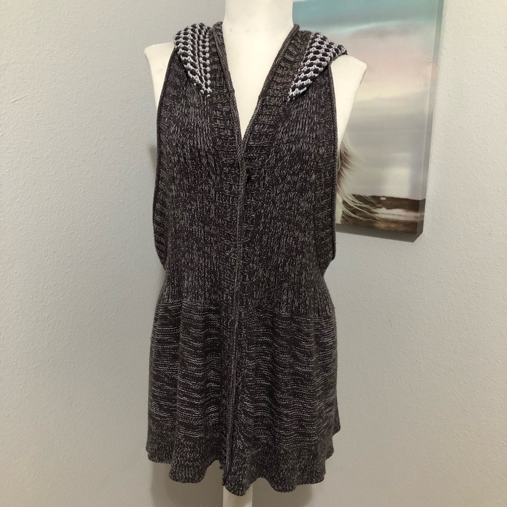 Brown and White sleeveless Knit Sweater